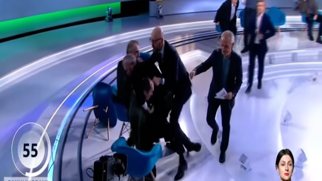 بالفيديو.. لحظة اعتداء صحفي أوكراني بالضرب على سياسي مؤيد لروسيا