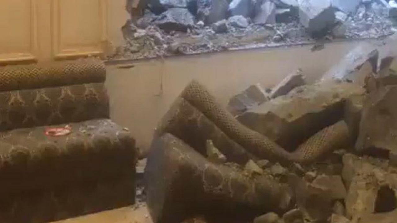 شاهد..السيول تدمر مبنى ثقافي شهير بسلطنة عمان