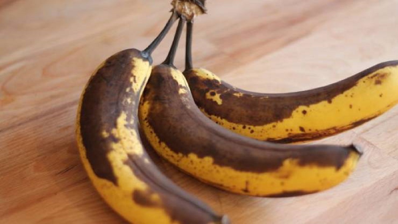 مختص : الموز المائل السواد يحمي من السرطان