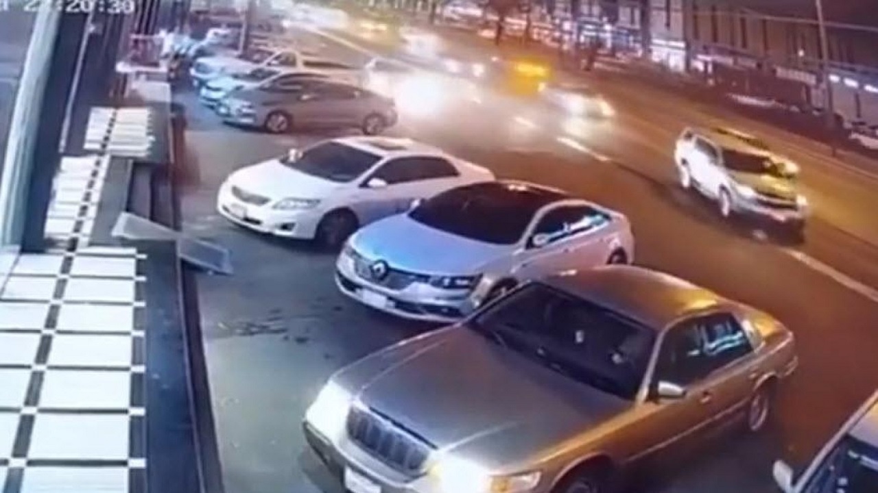 شاهد.. انقلاب مركبة بطريقة مروعة بأحد طرق المملكة