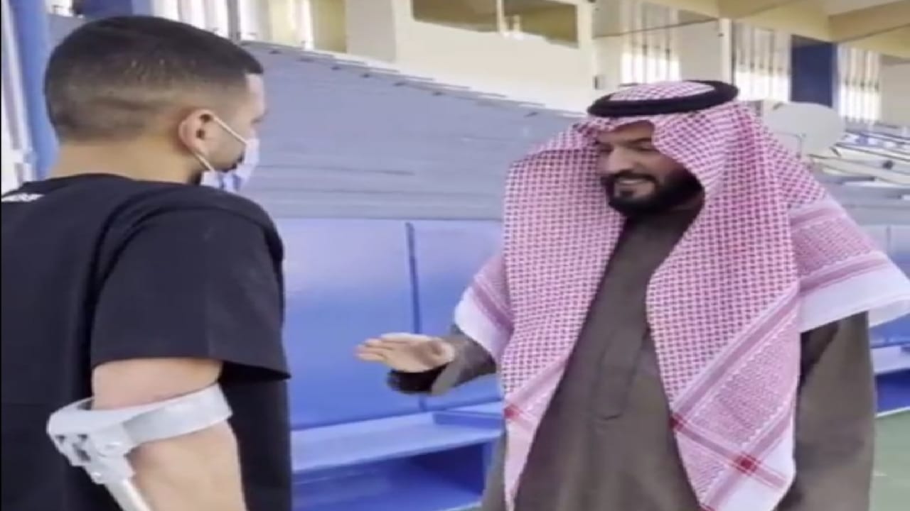 شاهد.. فهد بن نافل يرفع معنويات عبد الإله المالكي بعد إصابته