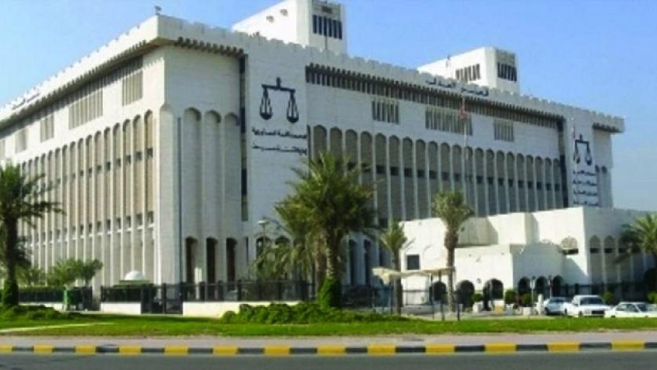 محكمة كويتية تقضي بـ “عدم دستورية” مادة “التشبه بالجنس الآخر”