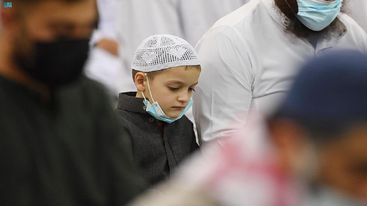 صور.. جانب من عودة الأطفال للصلاة داخل المسجد النبوي