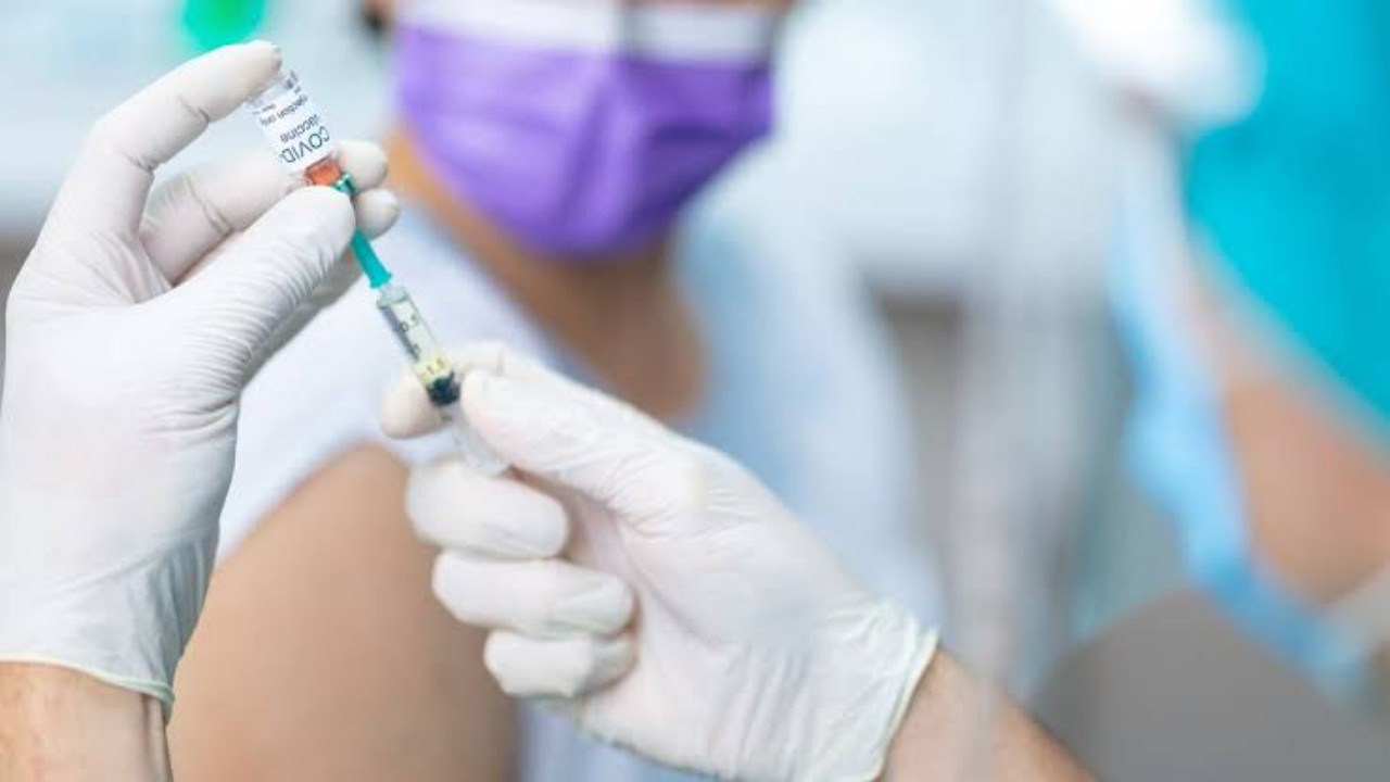 مضاعفات مؤقتة للقاح كورونا على المرأة
