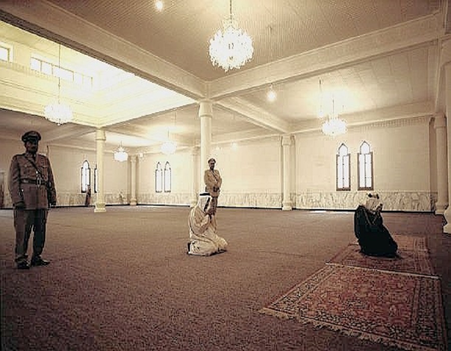 الملك فيصل بن عبدالعزيز رحمه الله في مسجده
