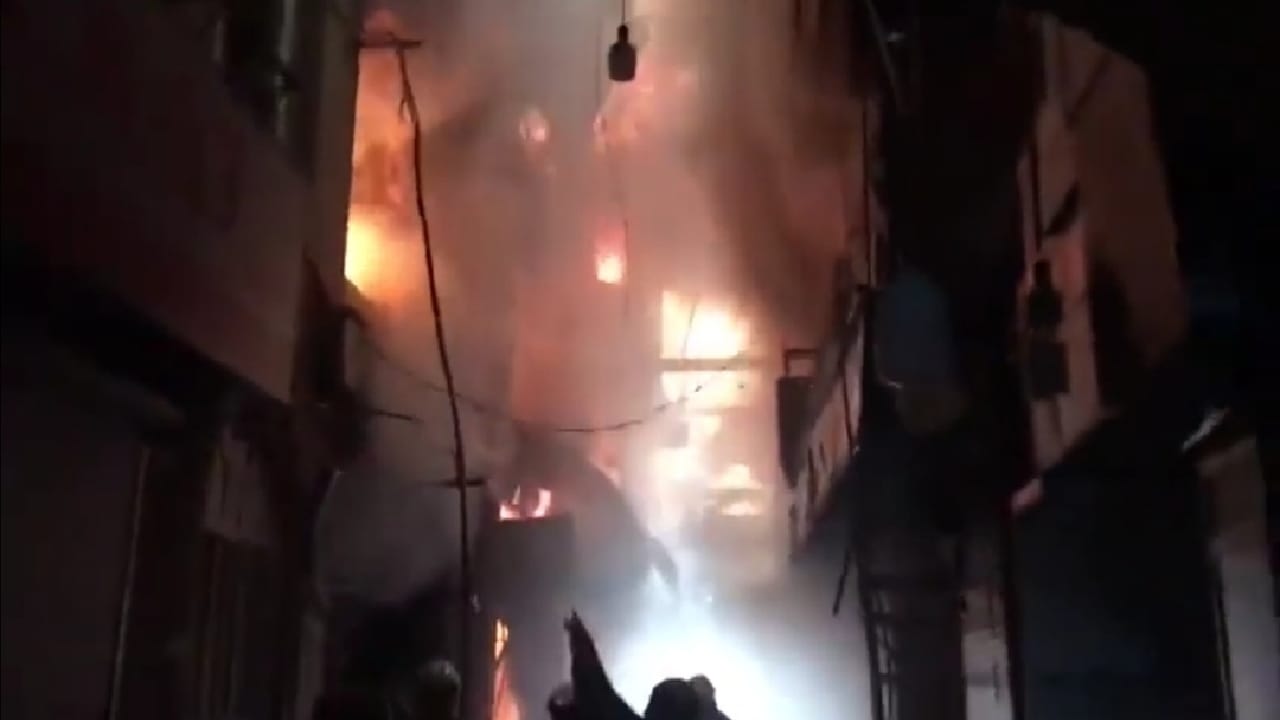 شاهد.. حريق ضخم يلتهم سوق شهير في إيران