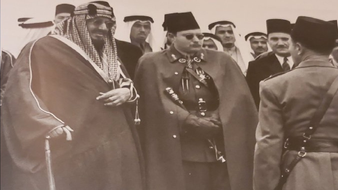 صورة تاريخية للملك عبدالعزيز بصحبة الملك فاروق قبل 76 عاما