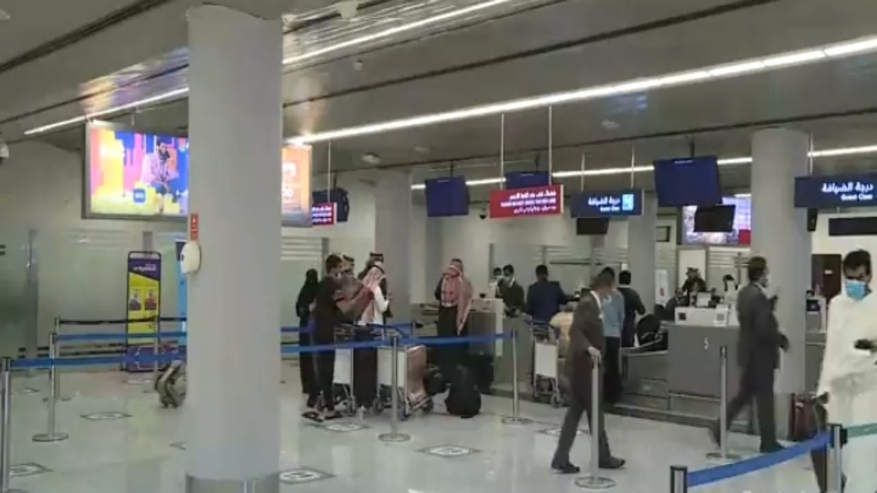 بالفيديو.. عودة الحركة الطبيعية إلى مطار أبها