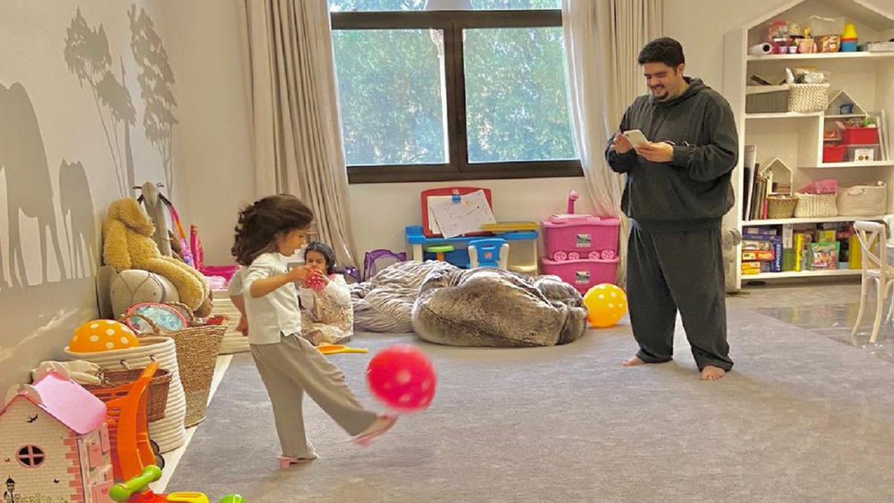 صورة حديثة للأمير عبدالعزيز بن فهد مع ابنتيه