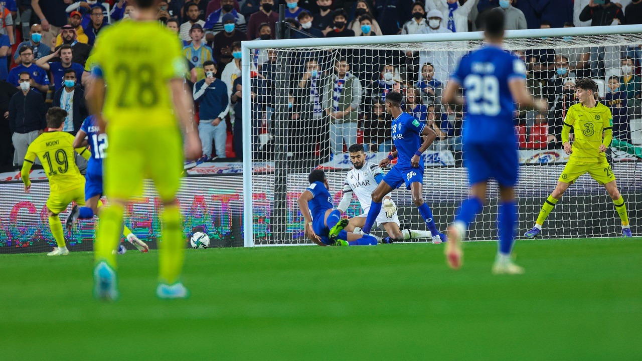 مشجع إنجليزي يقترح استبدال توتنهام وأرسنال بالهلال