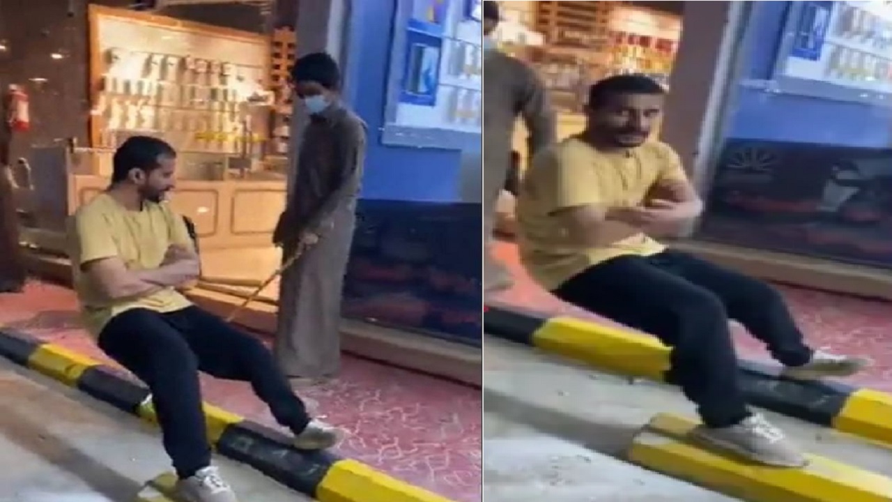 بالفيديو.. شاب يجلس على الهواء بأحد شوارع المملكة