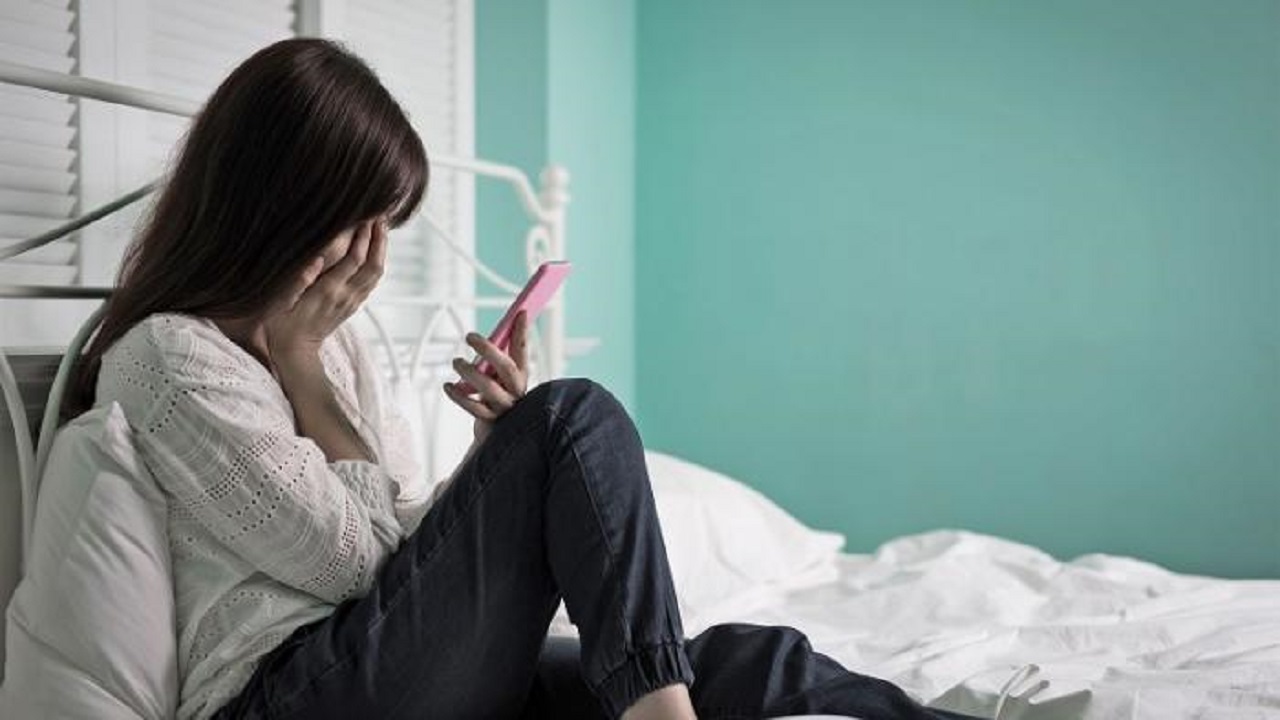 فتاة تصور ابنة أخيها في وضع خادش للحياء