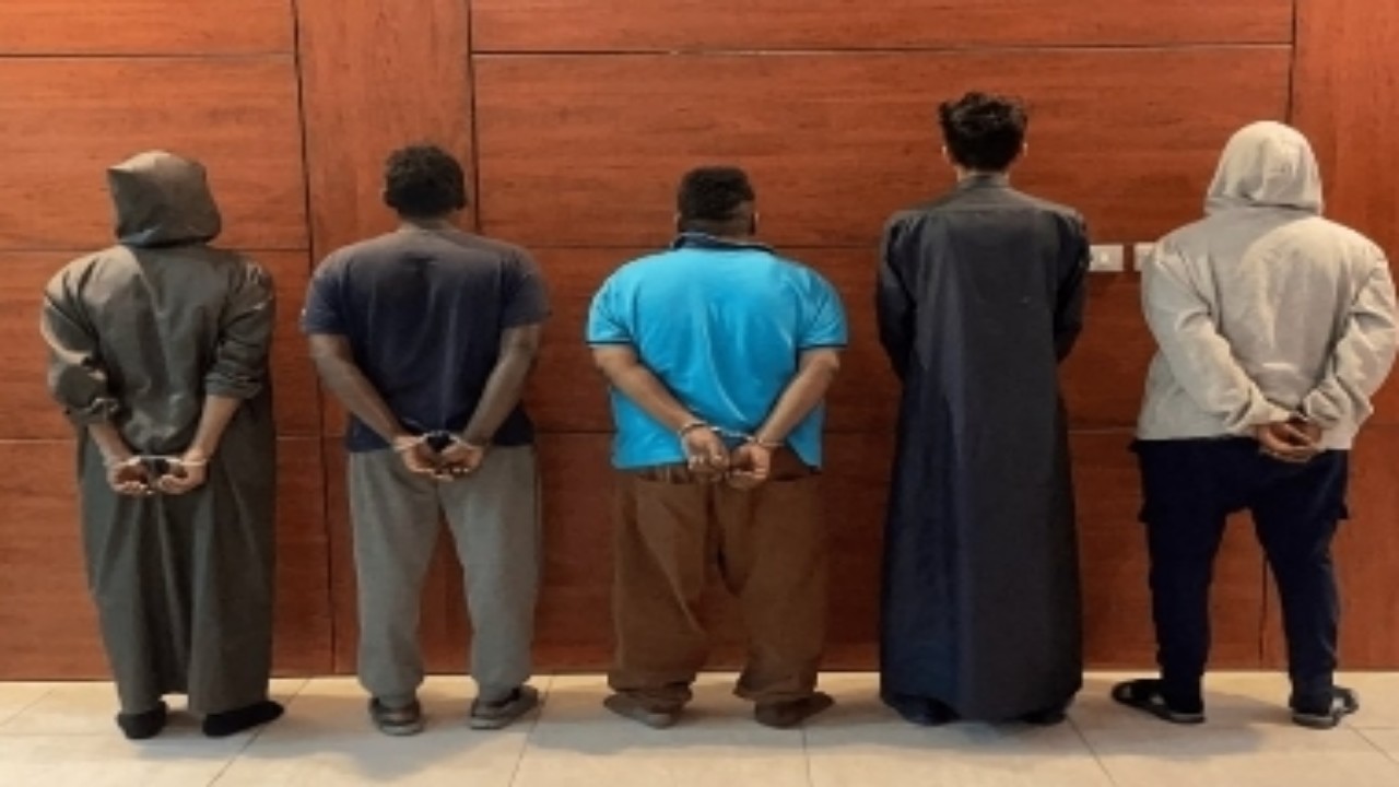 القبض على 5 أشخاص ارتكبوا حوادث سلب في الرياض