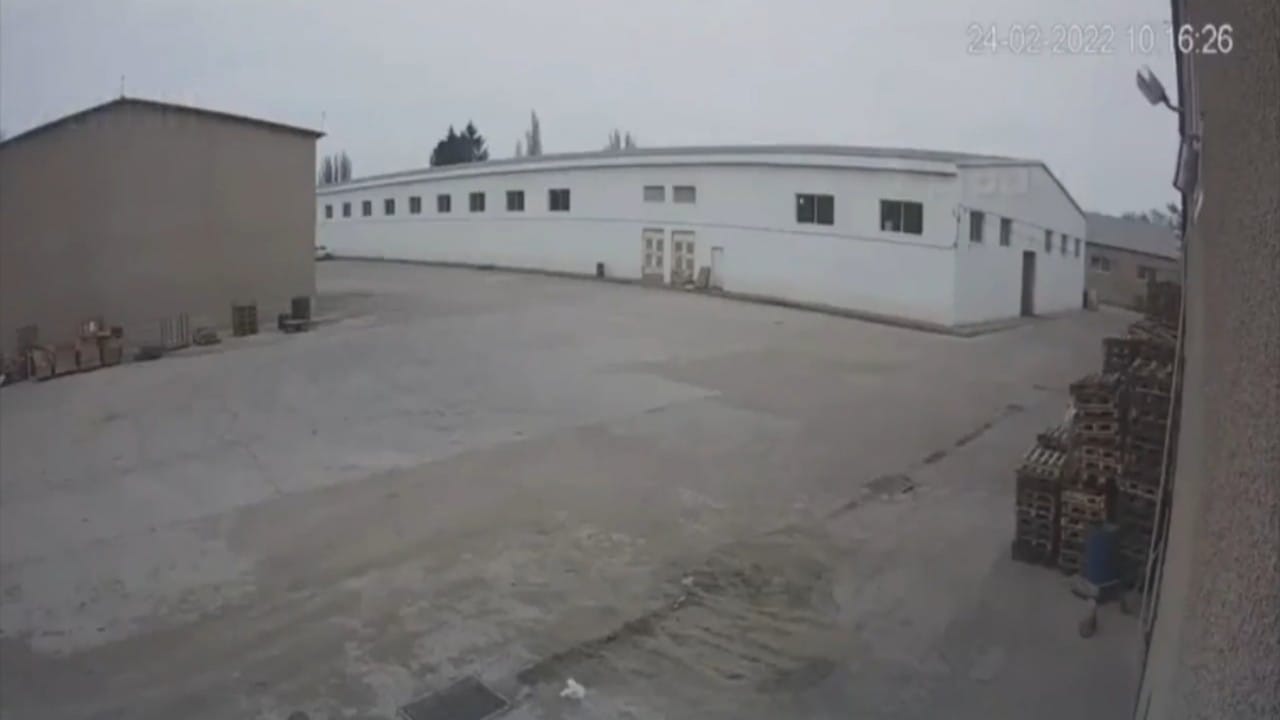بالفيديو.. لحظة مهولة لصاروخ روسي يقصف مستودع في أوكرانيا