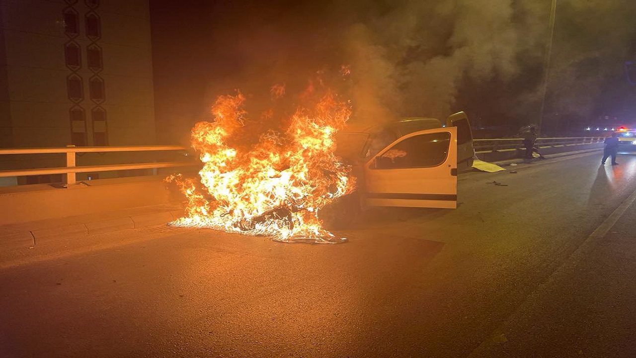 صور.. نشوب حريق في سيارة بطريق الملك فهد