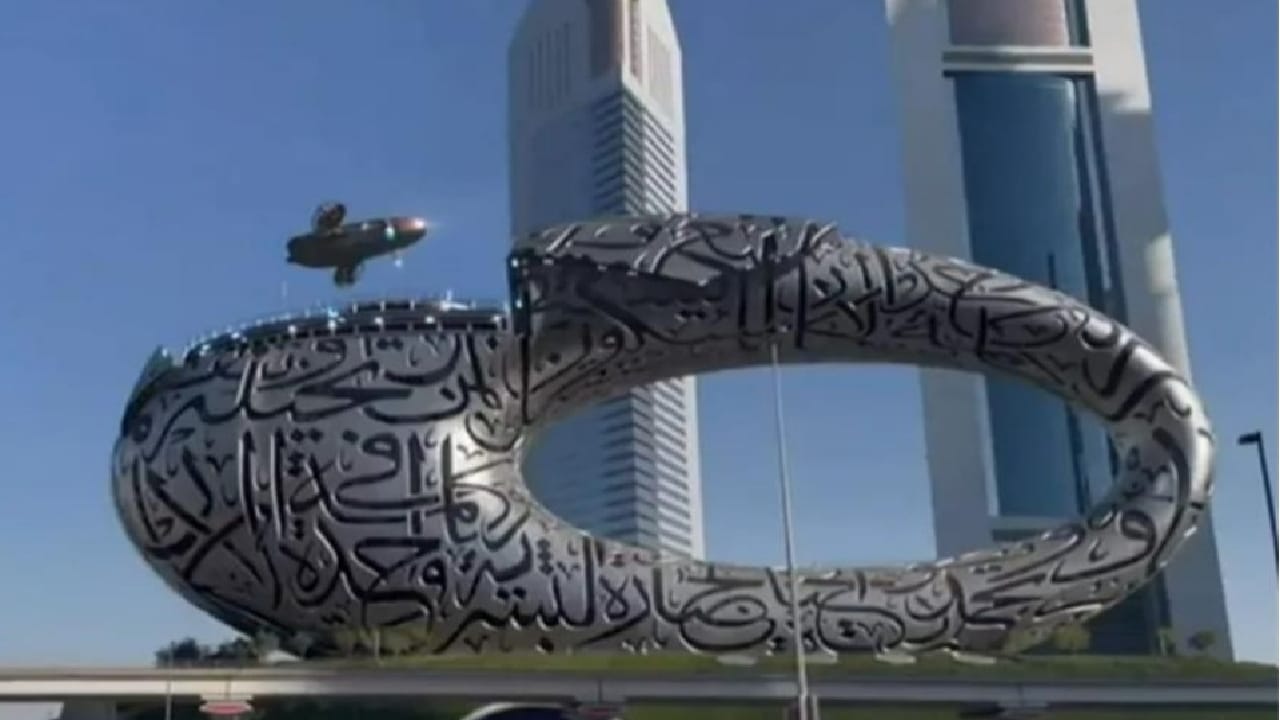 فيديو مذهل لمركبة طائرة في الهواء تدخل &#8220;متحف المستقبل&#8221; بدبي