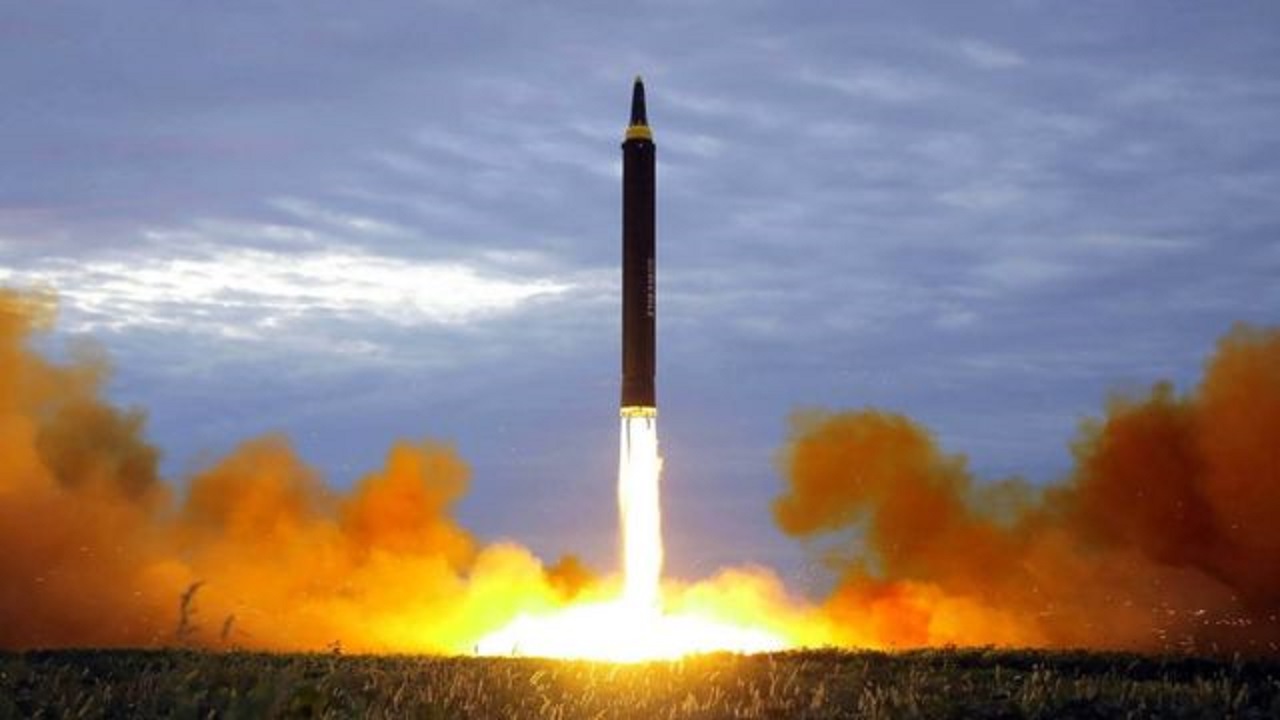كوريا الشمالية تتباهى بأسلحتها النووية
