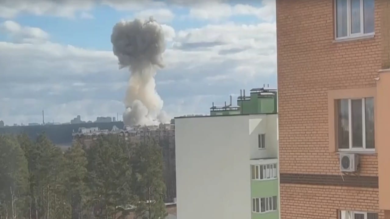 بالفيديو.. مشهد مرعب لانفجار في العاصمة الأوكرانية كييف