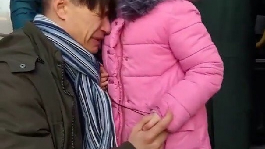 شاهد.. أوكراني يودع ابنته بالدموع قبل الذهاب للحرب