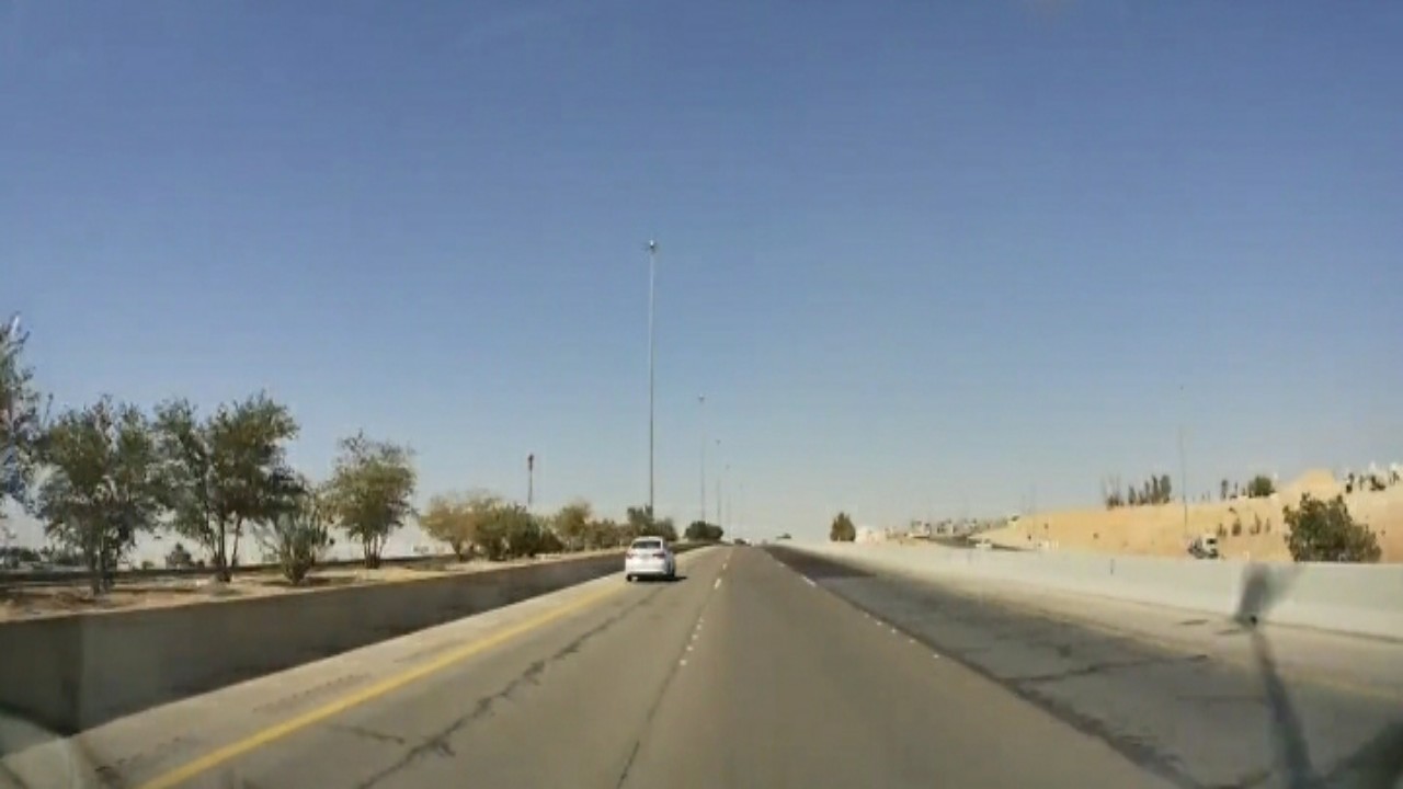 بالفيديو.. قائد مركبة يُرهب السائقين على إحدى طرق المملكة