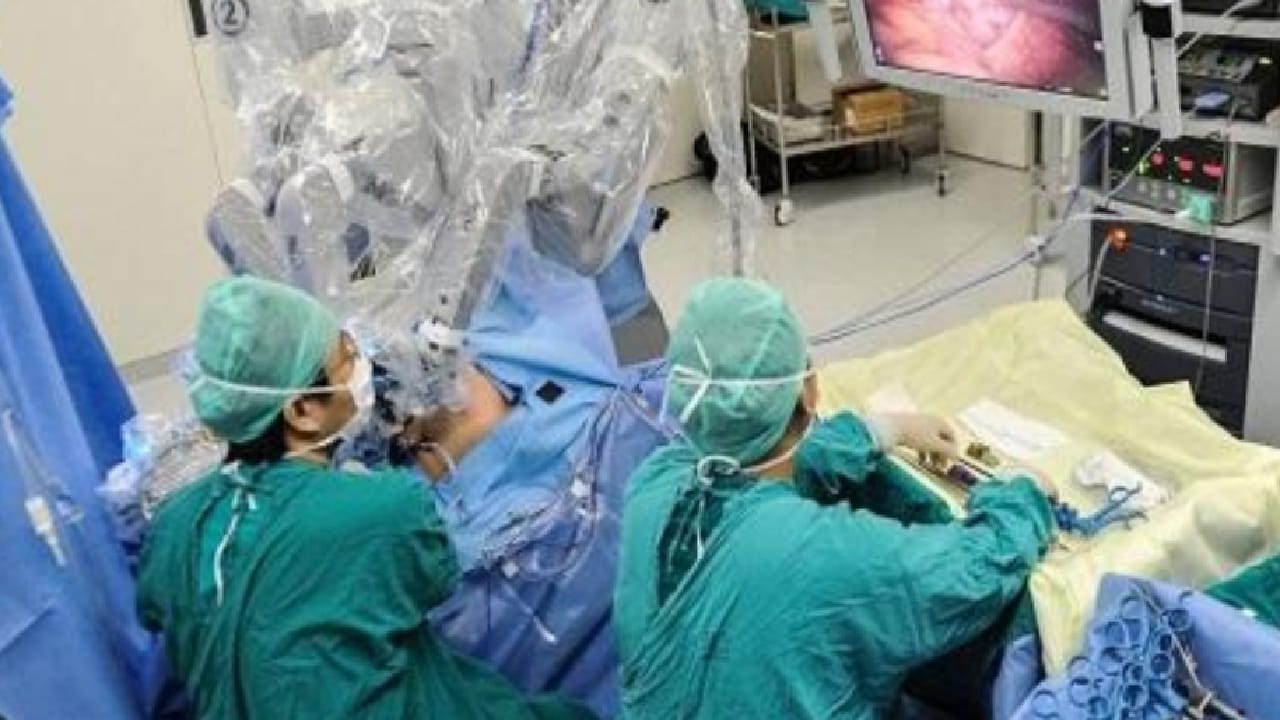 روبوت يجري عملية جراحية الأولى من نوعها بالشرق الأوسط