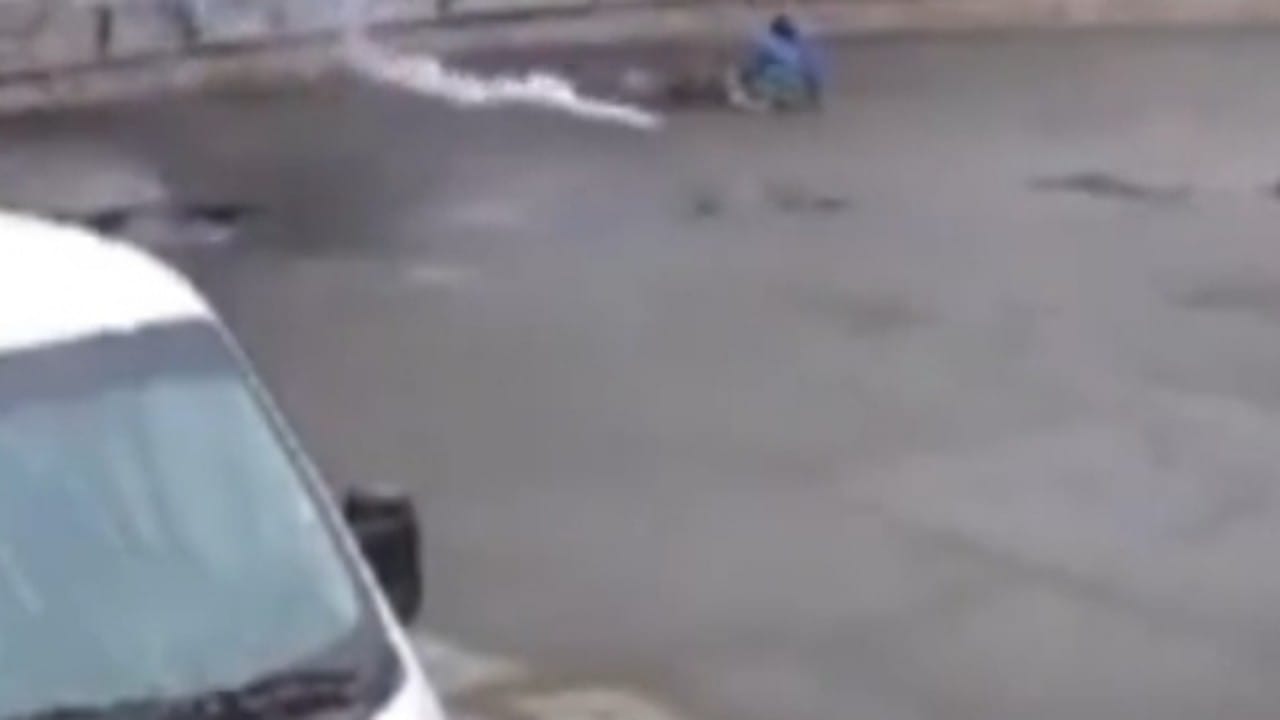 بالفيديو.. مشهد مرعب لمقتل &#8221; أوكراني &#8221; جراء القصف الروسي