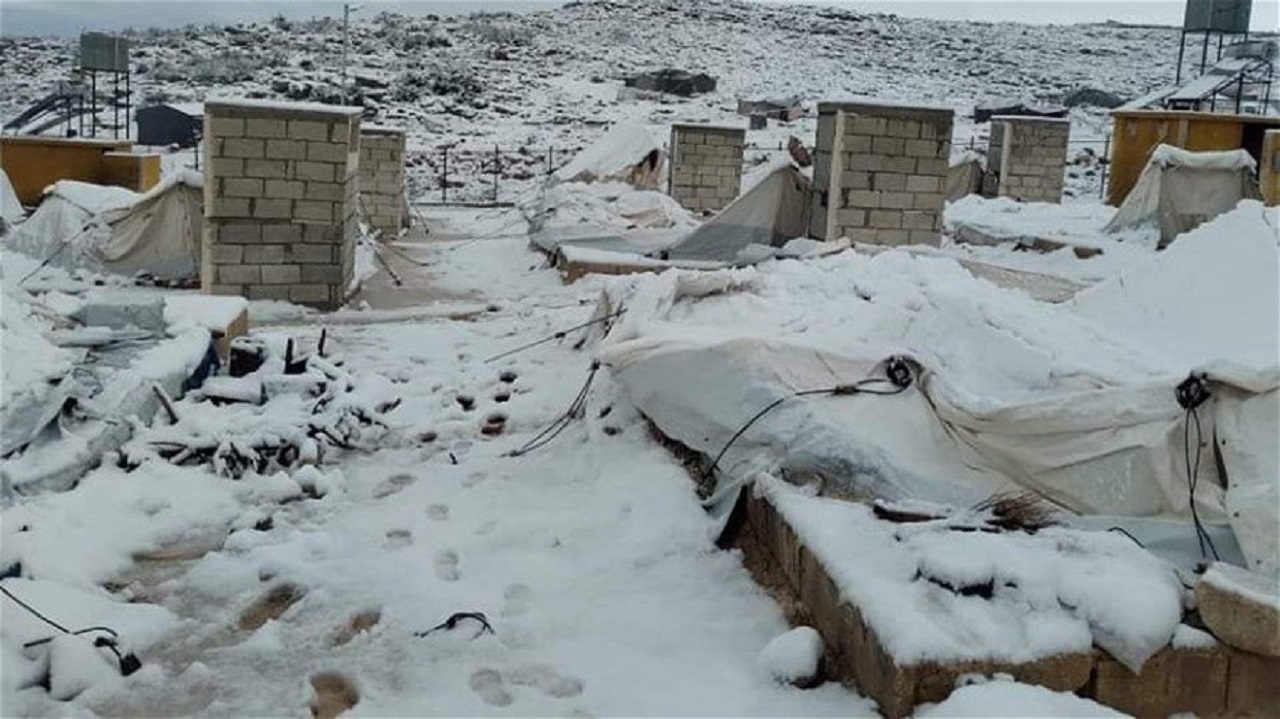 البرد يقتل رضيعتين سوريتين في مخيمات النازحين