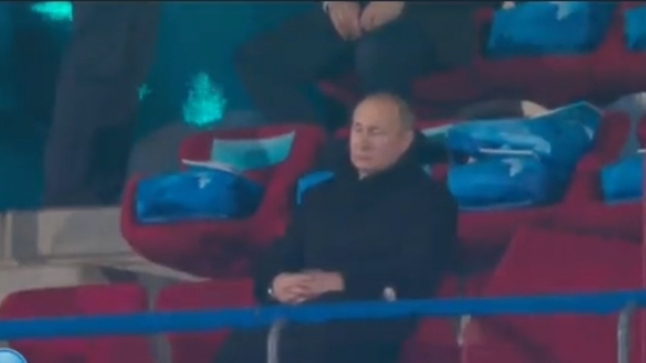 بالفيديو.. بوتين يسقط في &#8220;غفوة&#8221; أثناء عزف النشيد الأوكراني