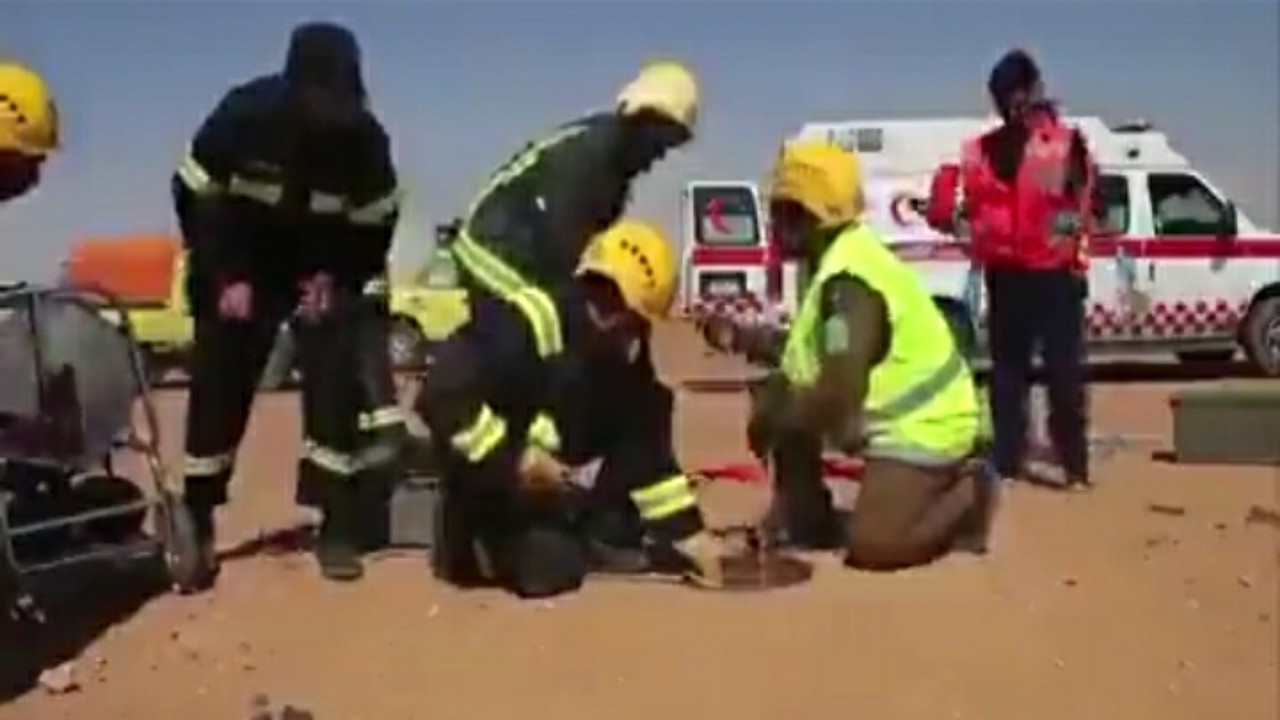 بالفيديو.. إنقاذ سعودي مبهر لعامل سقط في بئر سحيقة