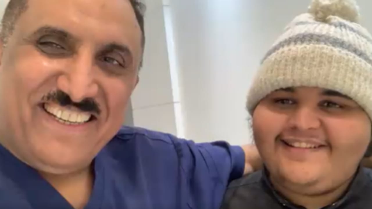بالفيديو.. طبيب سعودي يجري عملية تكميم لشاب مجانًا بعد معاناته بسبب وزنه