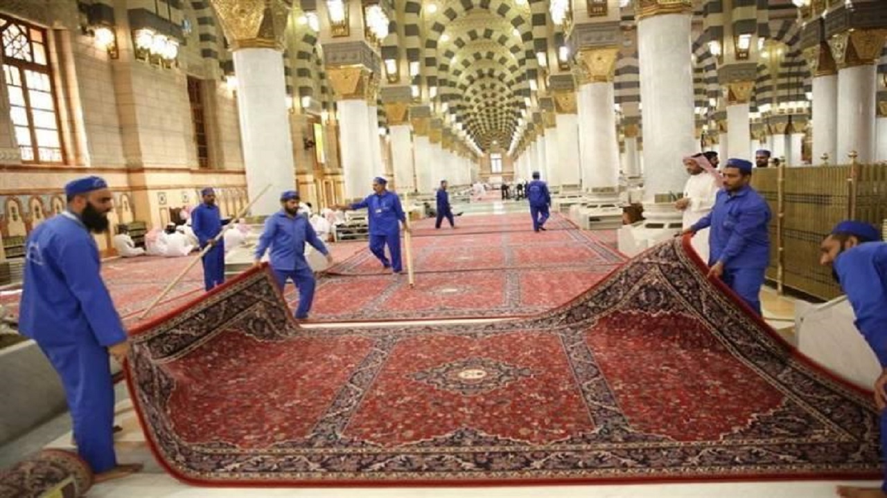 بالفيديو.. مختص يوضح دورة غسيل السجاد في المسجد النبوي