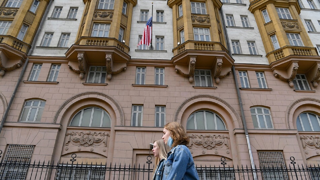 السفارة الأمريكية في روسيا تدعو رعاياها للمغادرة فورًا