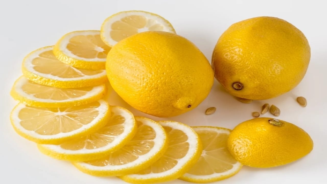 دراسة : وضع الليمون بجانب السرير ليلاً يحسن الجهاز التنفسي