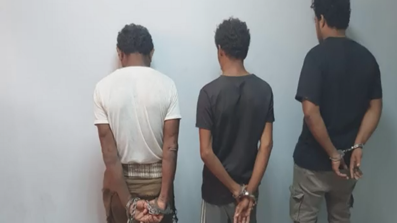 شاهد.. مجرمون يسقطون في قبضة رجال الأمن 