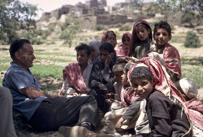 أطفال من عسير مع زائر أجنبي عام 1970