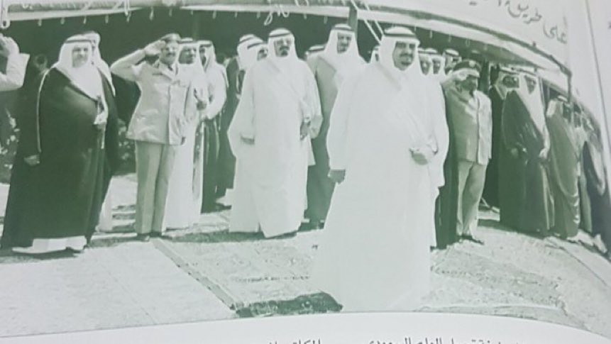 صورة للملك فهد مفتتحاً طريق “الرياض – القصيم”