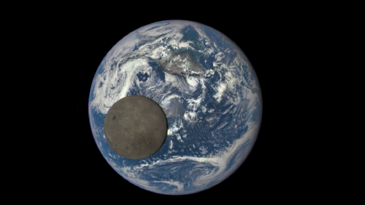بالفيديو.. مشهد فريد للقمر أثناء دورانه حول الأرض