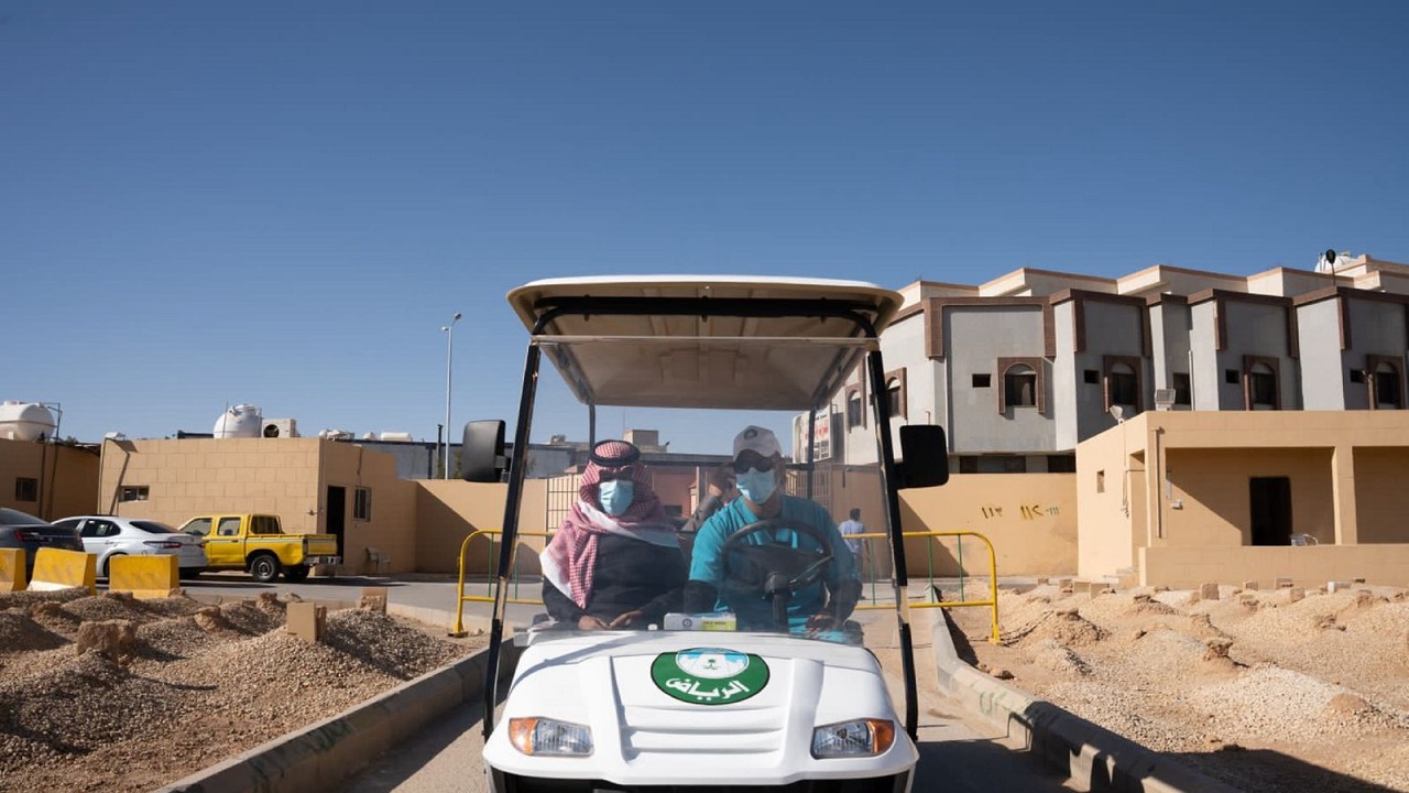 بالصور.. أمانة الرياض توفر مركبات لنقل زوار مقبرة أم الحمام