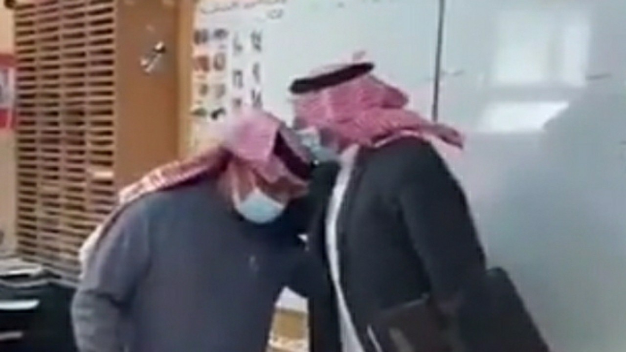 بالفيديو.. مشرف تربوي يقبل رأس &#8220;معلم&#8221; أمام طلابه