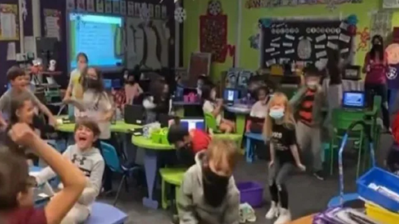 بالفيديو.. فرحة أطفال في مدرسة لحظة علمهم بإلغاء الكمامة