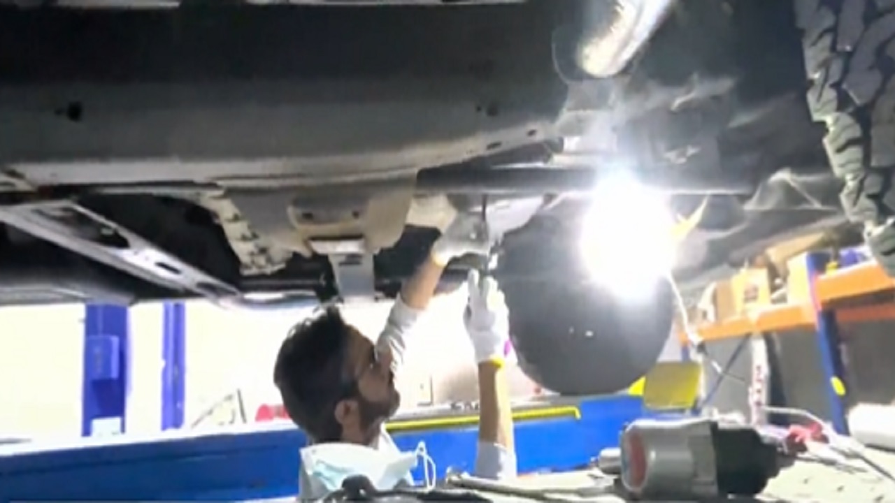 بالفيديو.. مواطن يبدأ عمله تحت يد عامل آسيوي فأصبح مالك لورش صيانة السيارات