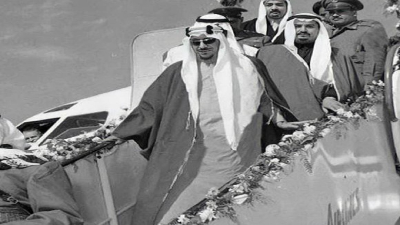 صورة تاريخية للملك سعود لحظة نزوله من الطائرة لحضور مؤتمر بالقاهرة
