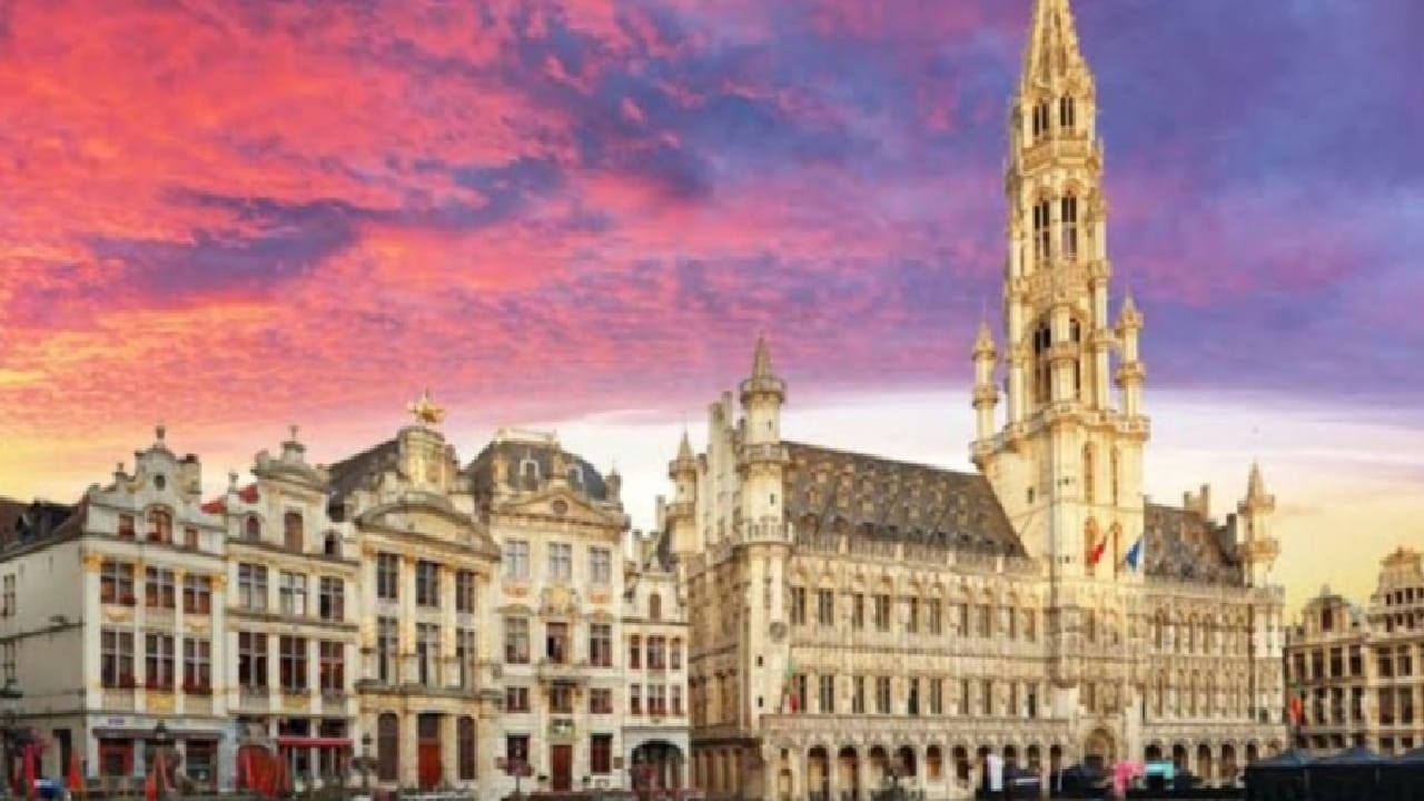 بلجيكا تقلص أيام العمل إلى 4 خلال الأسبوع ومنع الإتصال بالموظف خارج أوقات العمل
