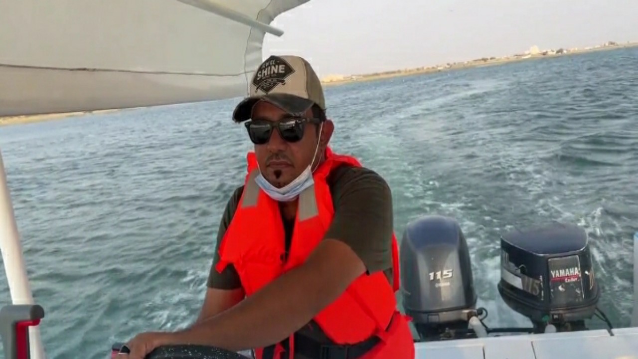 بالفيديو.. شاب سعودي يضاعف راتبه بالعمل في البحر