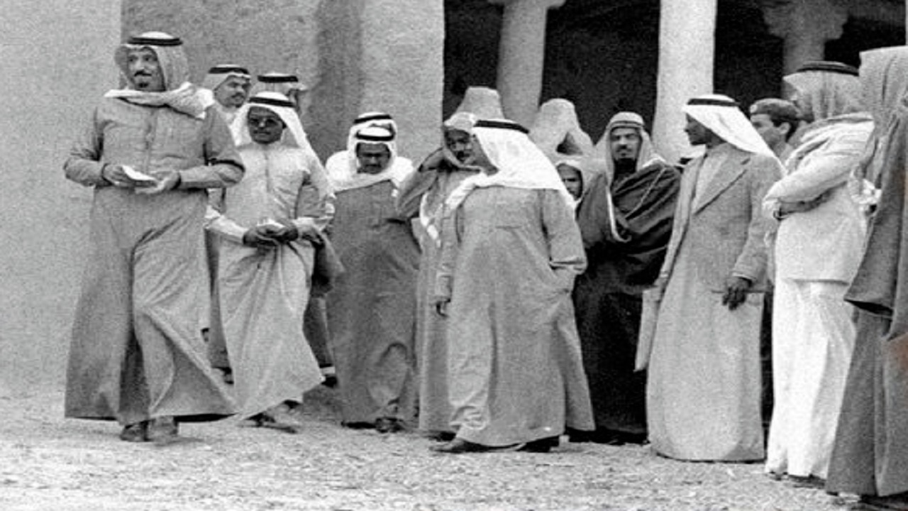 صورة تاريخية للملك سلمان خلال زيارته لحي الطريف
