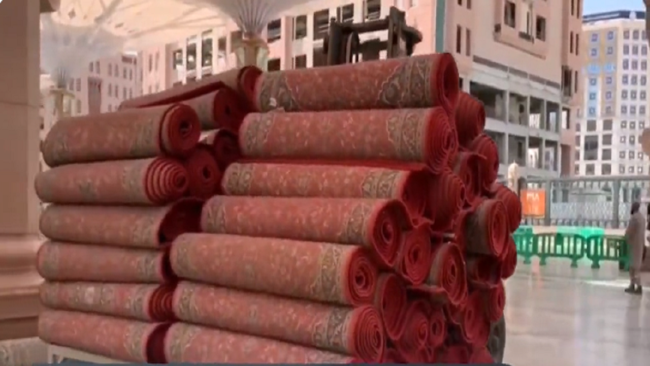 فيديو.. &#8220;شؤون الحرمين&#8221; تستبدل السجاد الأحمر في ساحات المسجد النبوي