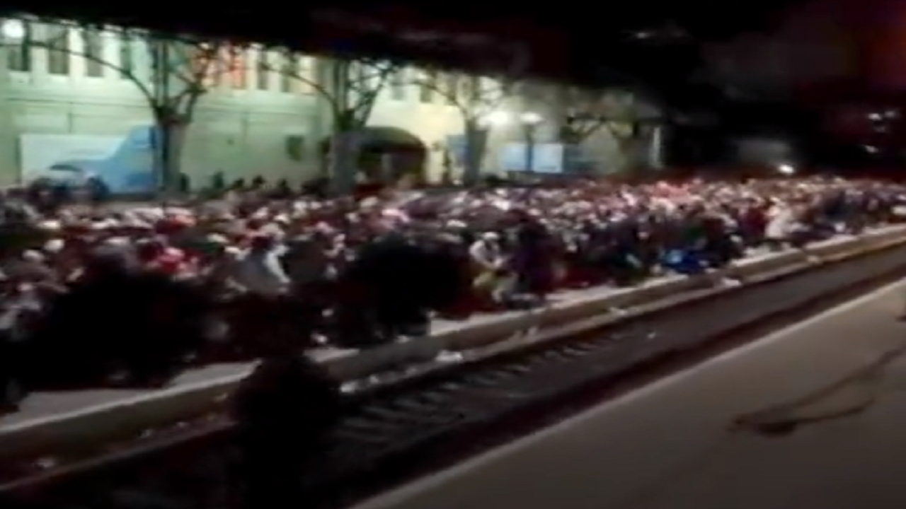 بالفيديو.. حشود داخل محطات القطار في أوكرانيا هربًا من الحرب