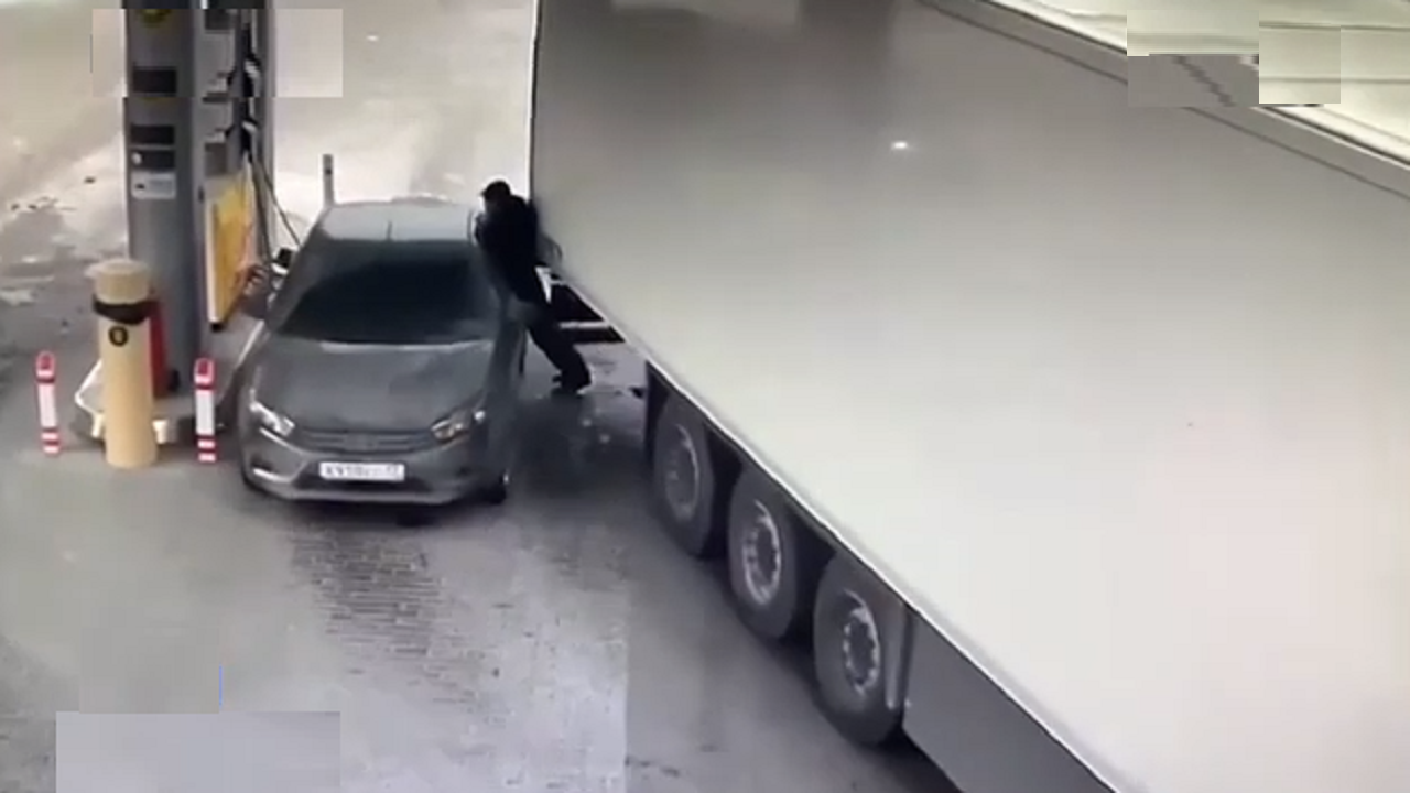 شاهد.. رجل يحمي سيارته من اصطدامها بشاحنة ضخمة بطريقة مرعبة