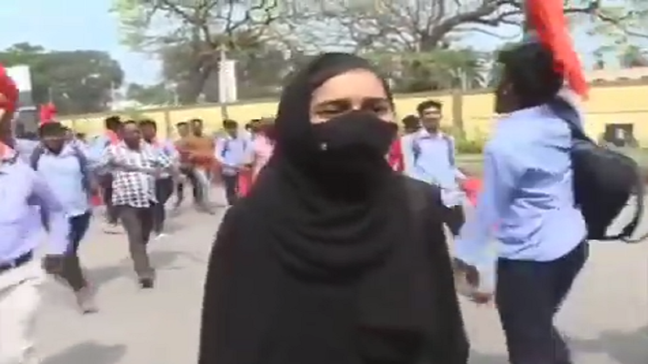 شاهد.. فتاة مسلمة تتحدى المتظاهرين الهندوس وتدخل جامعتها بالحجاب