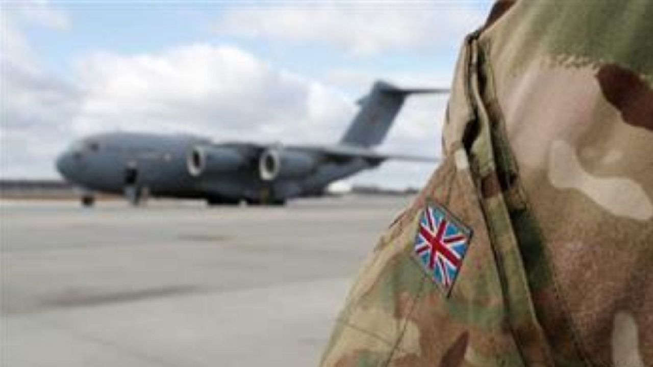 إيقاف ضابط بالسلاح الجوي البريطاني عن العمل بسبب مشاهدته عاريًا